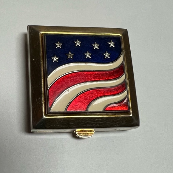 Vintage Estée Lauder ‘America The Beautiful’ Compact - Picture 4 of 13